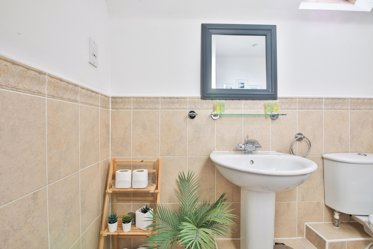 Bathroom 4, 2 Bed House Near Beach with Free Parking, Vale of Glamorgan