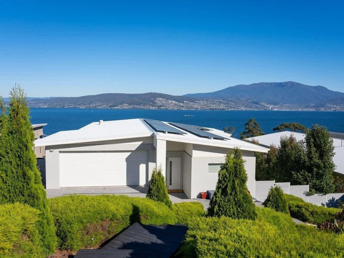 Seaside Chic Villa with Breathtaking Ocean Views, Clarence