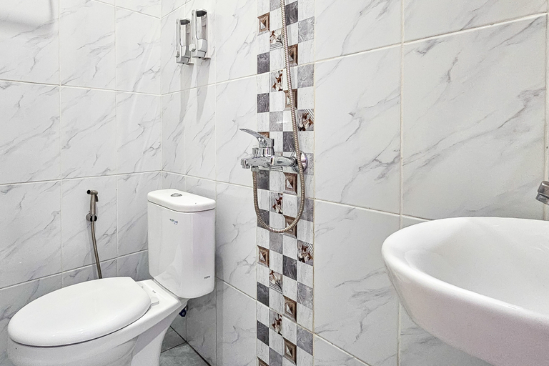 Bathroom 3, Urbanview MJ Hotel Syariah Cirebon by RedDoorz, Cirebon
