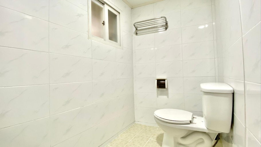 Bathroom 4, Hideout Guesthouse, Jung