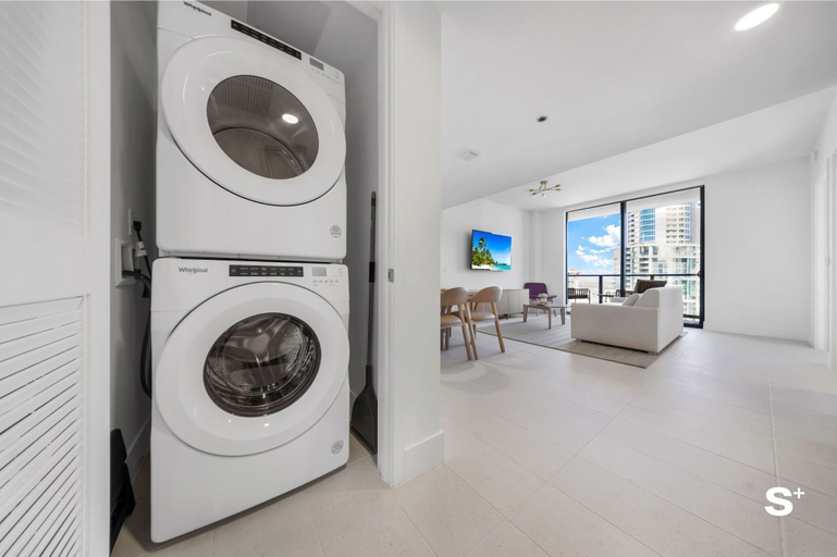 Bathroom 3, Downtown 1BR Apt with Skyline Views, Miami-Dade