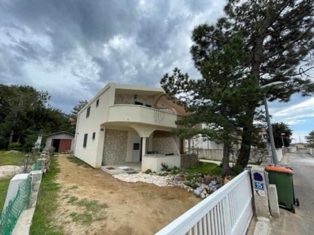 Others 4, Apartman Stela, Nin