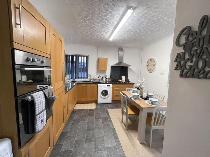 Others 4, Casa Lobo's Beautiful Suites Apartment 1 free offroad parking, Wolverhampton