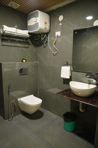 Bathroom 3, White Maple Hotel, Jaipur
