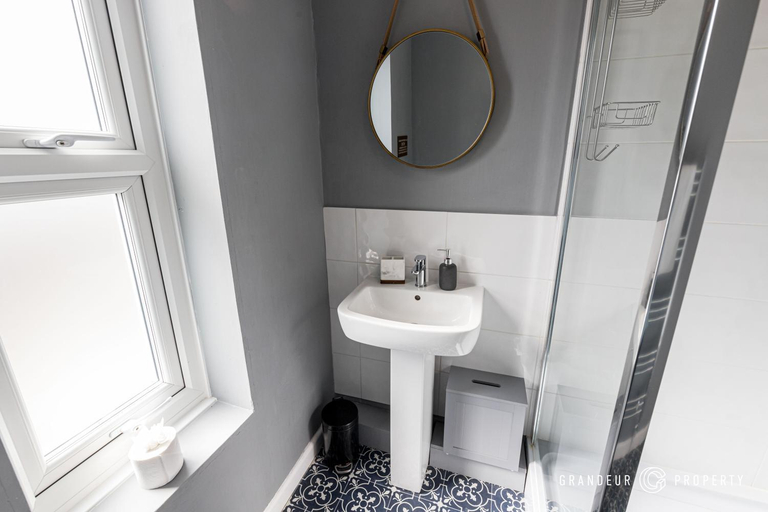 Bedroom 1, Quirky Newly Renovated Central Apartment with Parking - Cobalt Levels, Bournemouth