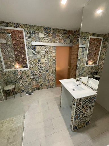 Bathroom 2, Frailes Apartments, Granada