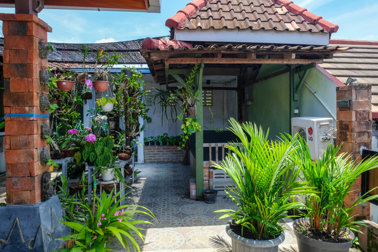 Exterior & Views 2, RedDoorz Gita Grha Prawirotaman, Yogyakarta