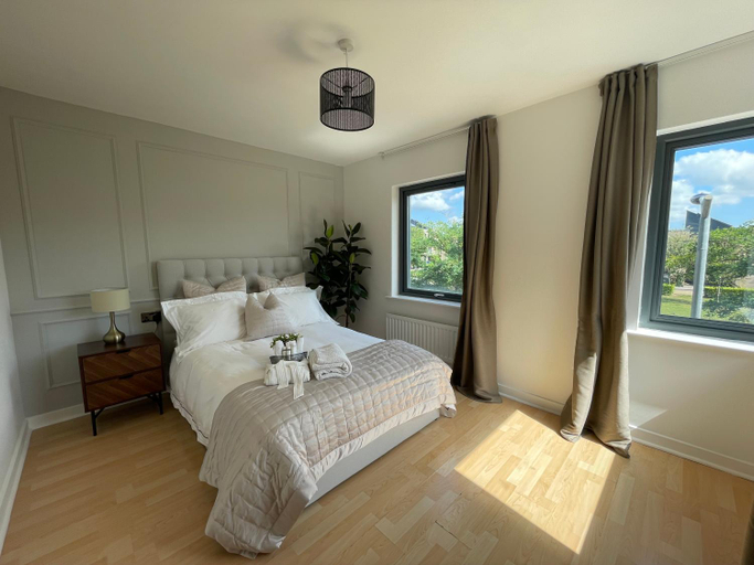 Others 3, Quiet Luxe Home with GYM and Free Parking, London