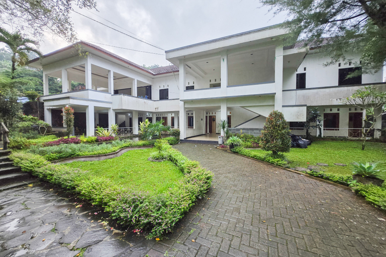 Exterior & Views, RedDoorz @ Alam Hegar Cisarua Puncak, Bogor