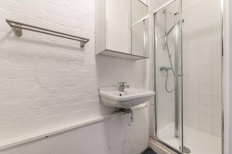 Others 5, Modern Comfort Spacious Apartment Near Kings Cross and Camden, Complementary Fast WiFi, Netflix, Tea, London