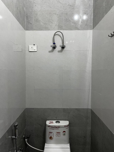 Bathroom 4, Shree Radha Vallabh Palace, Mathura