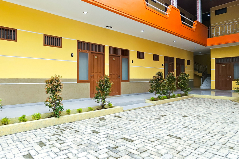 Exterior & Views 2, Urbanview MJ Hotel Syariah Cirebon by RedDoorz, Cirebon