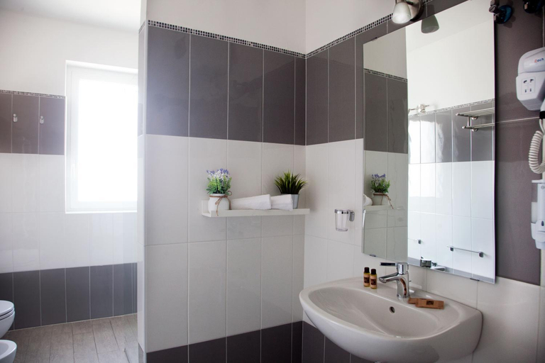 Bathroom 2, Aparthotel Le Marine, Barletta-Andria-Trani