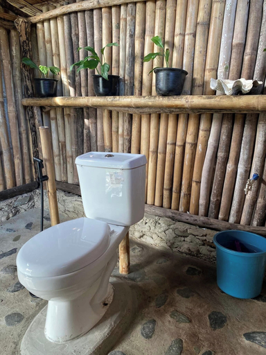 Bathroom 2, Cabang Campsite, San Vicente