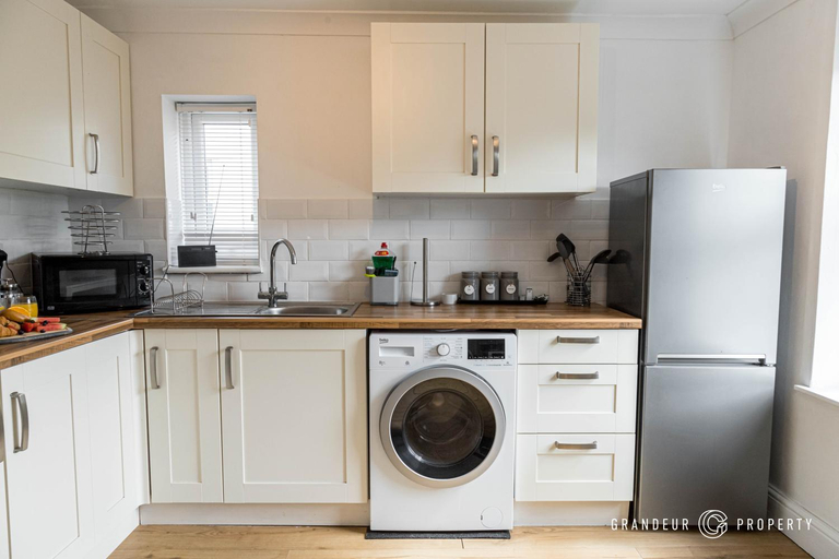 Dining Room 3, Quirky Newly Renovated Central Apartment with Parking - Cobalt Levels, Bournemouth
