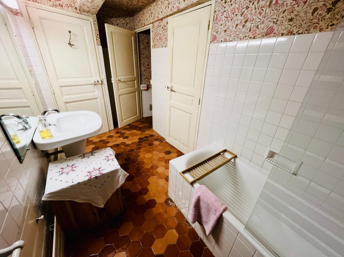 Bathroom, La Chambre Rose-Maison Searle a Tourtour, Var