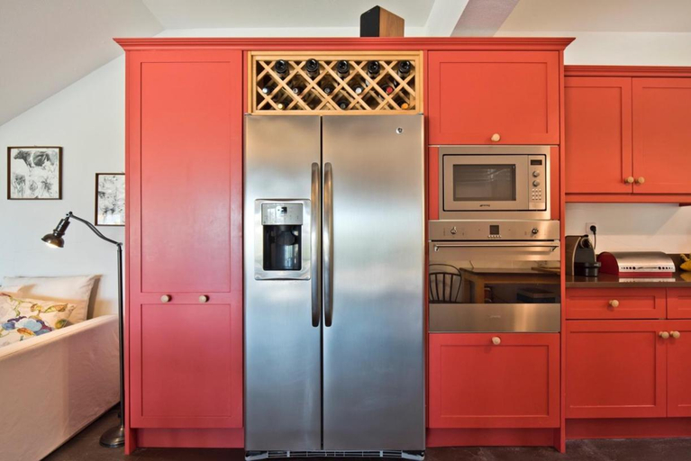 Kitchen 2, Chamine, Mora
