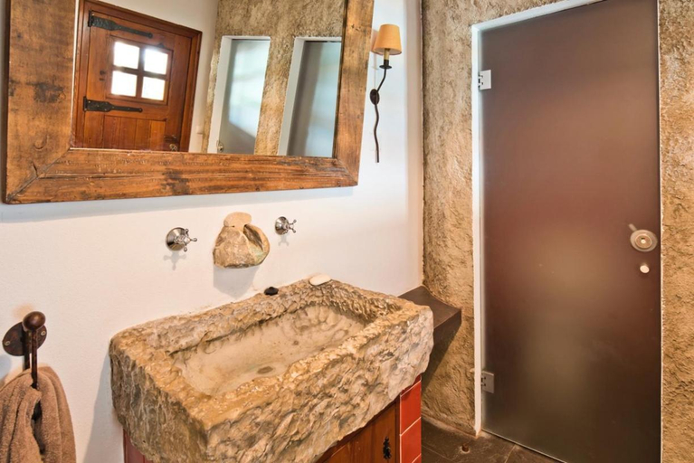Bathroom 5, Chamine, Mora