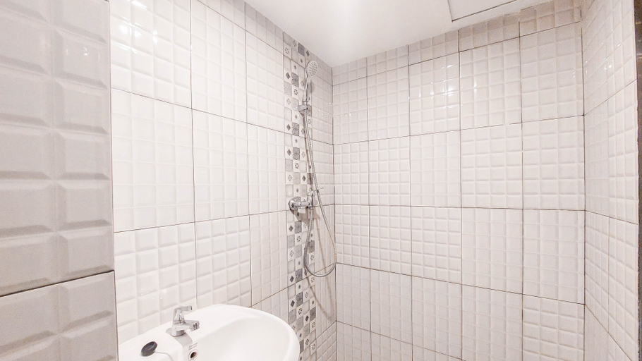 Bathroom 5, Best Deal Studio Apartment at De Prima By Travelio, Medan