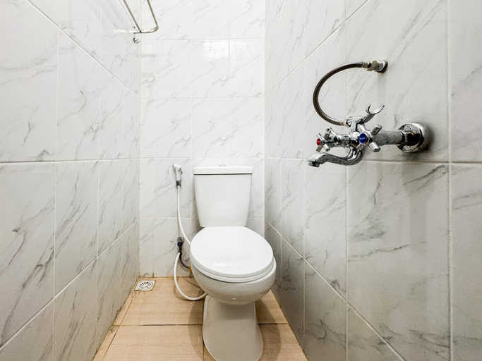 Bathroom, RedDoorz @ Griya Mbah Rono Malioboro, Yogyakarta