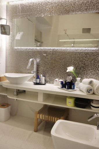 Bathroom 3, La Loggia, Frosinone