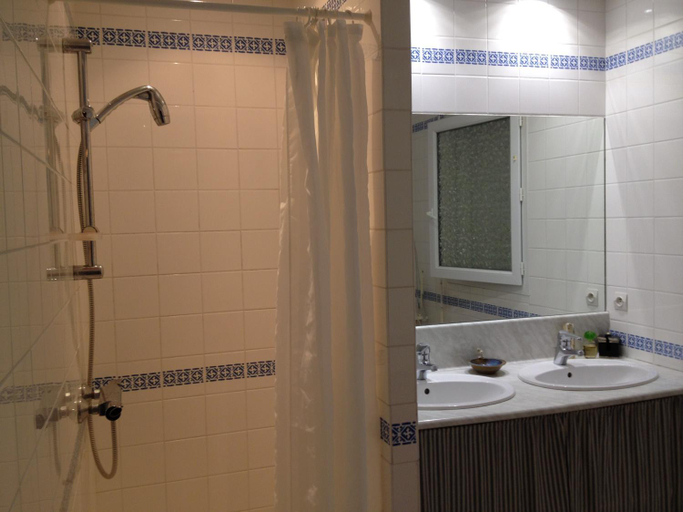 Bathroom, Aux Perderies, Côtes-d'Armor
