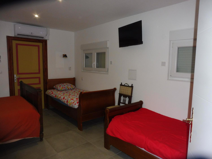 Bedroom 2, 4 Chambres meublees et un seul studio avec petite cuisine, Côte-d'Or