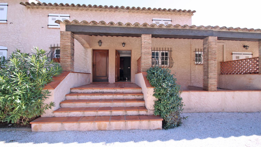 Exterior view, El Cantarello, Var