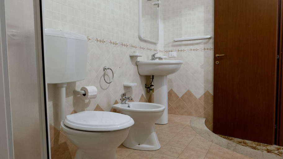 Bathroom 2, Umari Rooms, Trapani