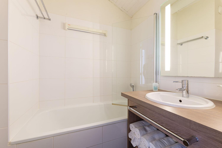 Bathroom, Goelia Residence Le Castel Normand, Calvados