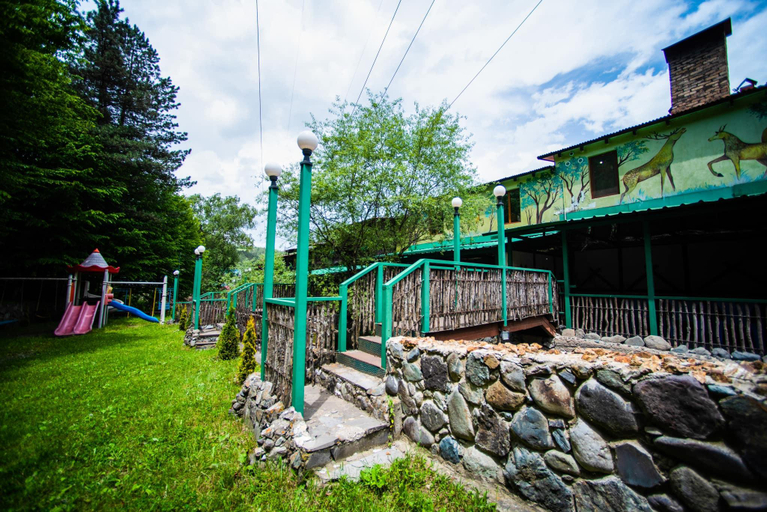 Exterior & Views