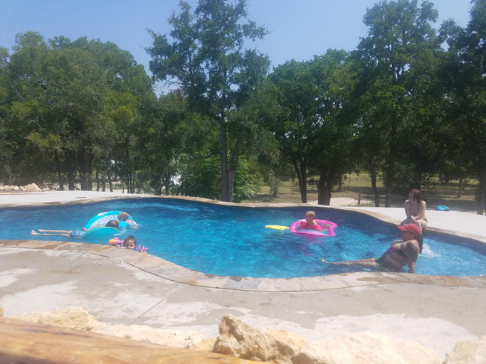 Sport & Beauty 4, Al's Hideaway Cabin and RV Space, LLC, Bandera