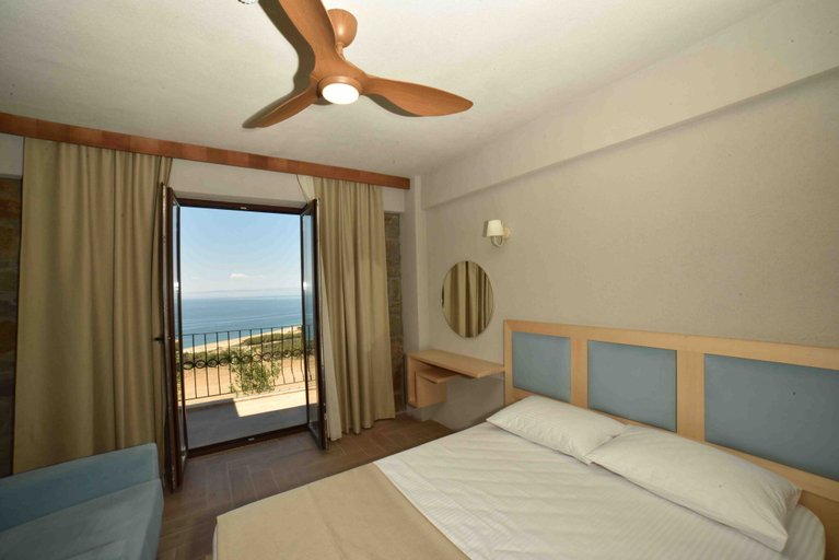Bedroom 3, Li̇mnos Otel, Gökçeada