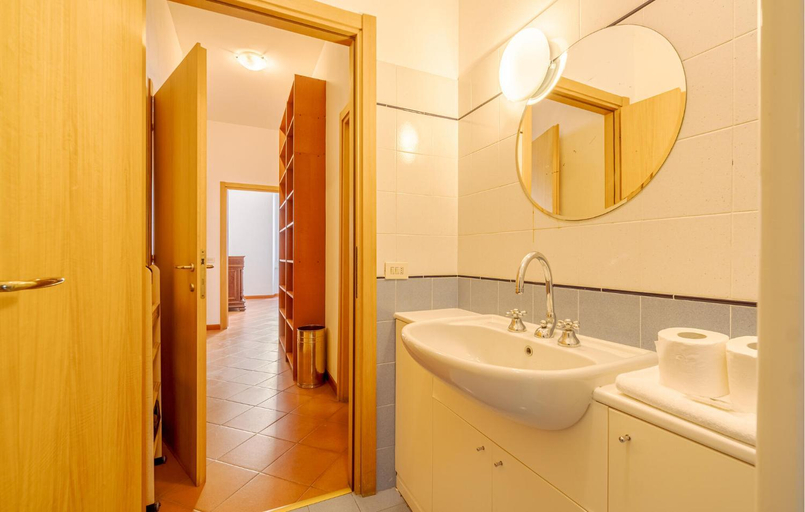 Bathroom 2, Casa Platone, Genova