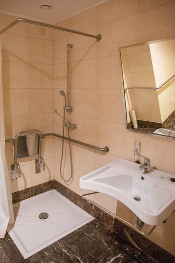 Bathroom 4, Apartamentos Turisticos Atlantida, Funchal