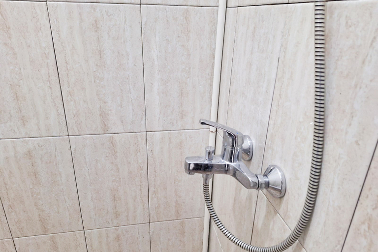 Bathroom 3, RedDoorz @ Imanuel Homestay Tomohon, Tomohon