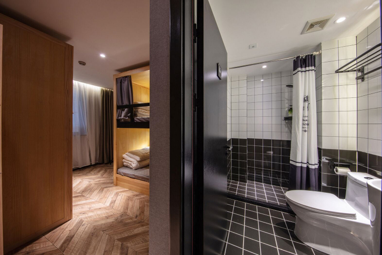 Bathroom 4, Iforest Hostel - Jing'an Temple Metro Station, Shanghai