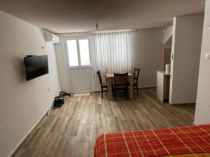 Others 2, Apartmani Mihajlovic