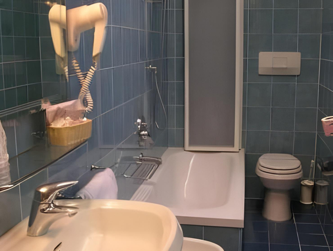 Bathroom 4, Hotel Goldoni, Florence