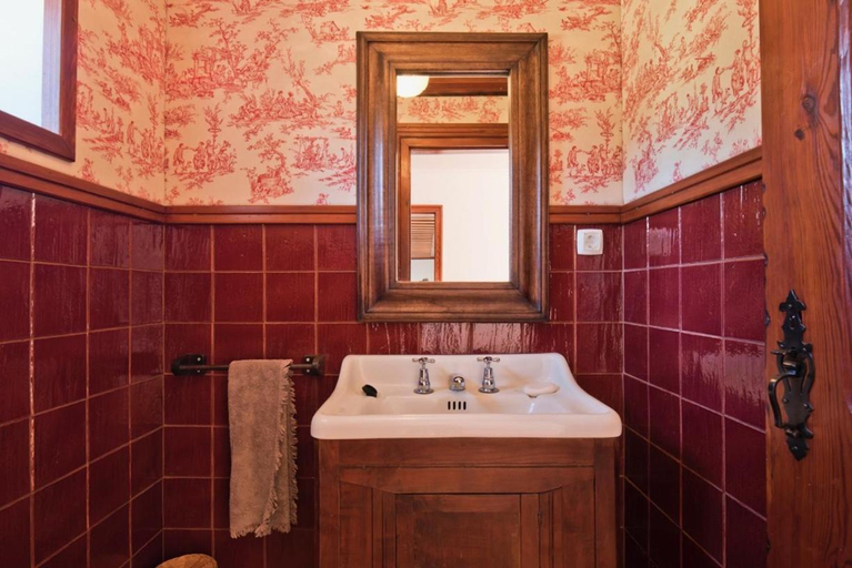 Bathroom 3, Chamine, Mora