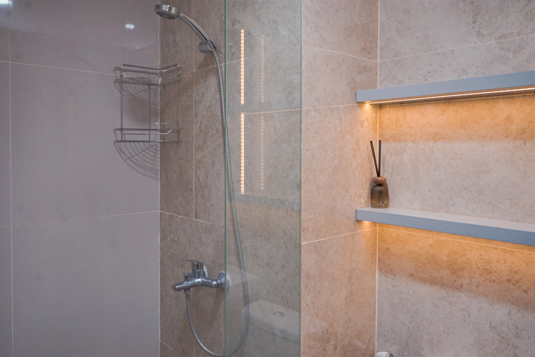 Bathroom 5, Modern Look Studio Apartment at Transpark Bintaro By Travelio, South Tangerang