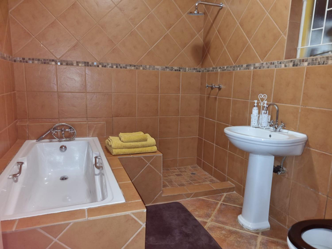 Bathroom, Pecan Nut Place, Capricorn