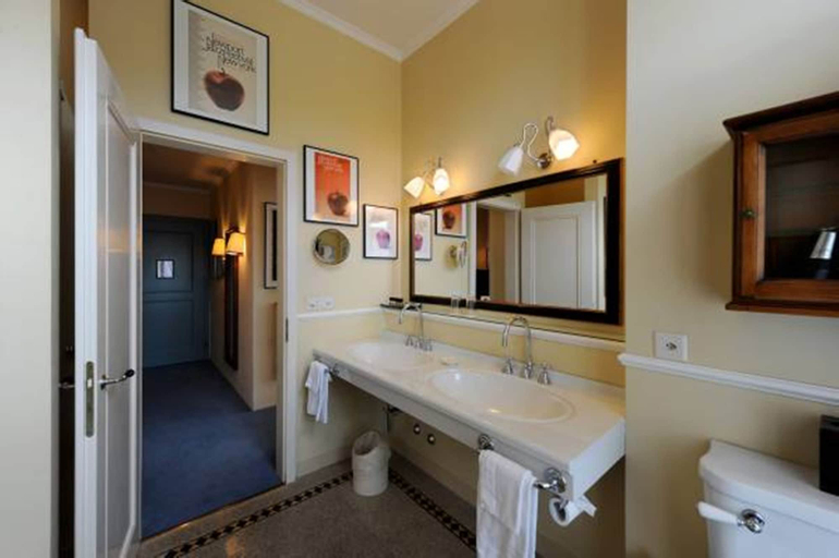 Bathroom 13