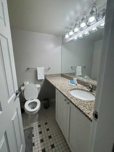 Bathroom 3, Prime Location for Business Stay, Arlington