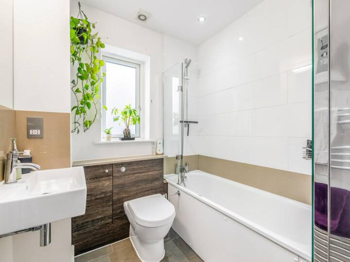 Bathroom, Modern Terrace Apartment in Putney - Pass the Keys, London