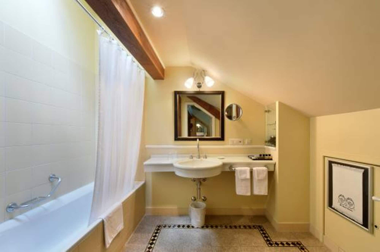 Bathroom 10