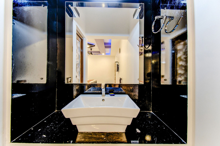 Bathroom 4, FabHotel Tree House - Nr. Yashobhoomi Convention Centre, Delhi
