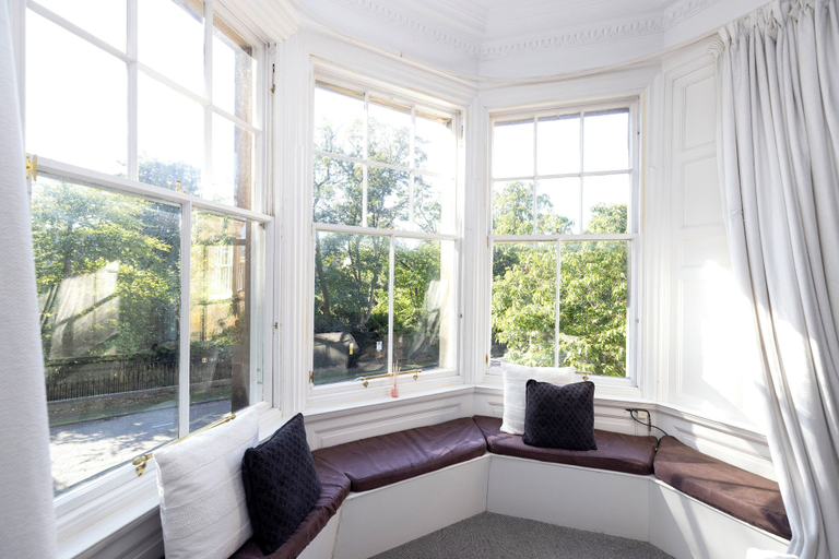 Others 4, Delightful 3-bed Flat with Parking, Edinburgh