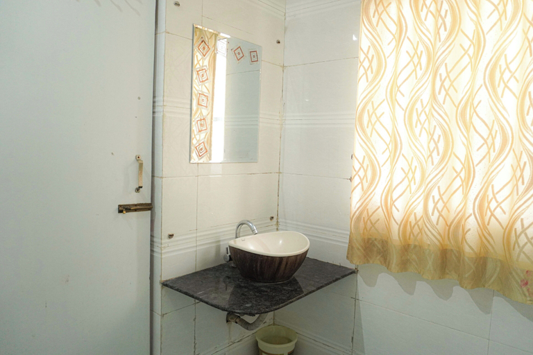 Bathroom 3, Hotel Shri Krishna, Hoshangabad