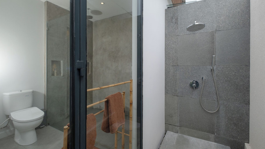 Bathroom 4, Villa Suka Sawah by Villa Finder, Gianyar